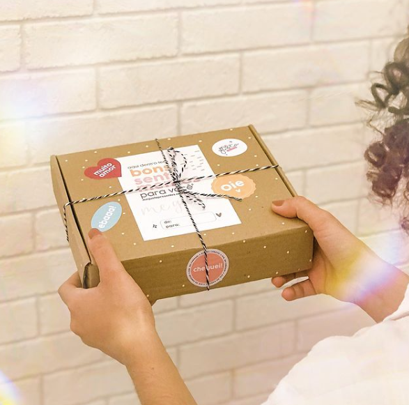 Quadro personalizado - escrito nas estrelas preto em formato coração com qr code